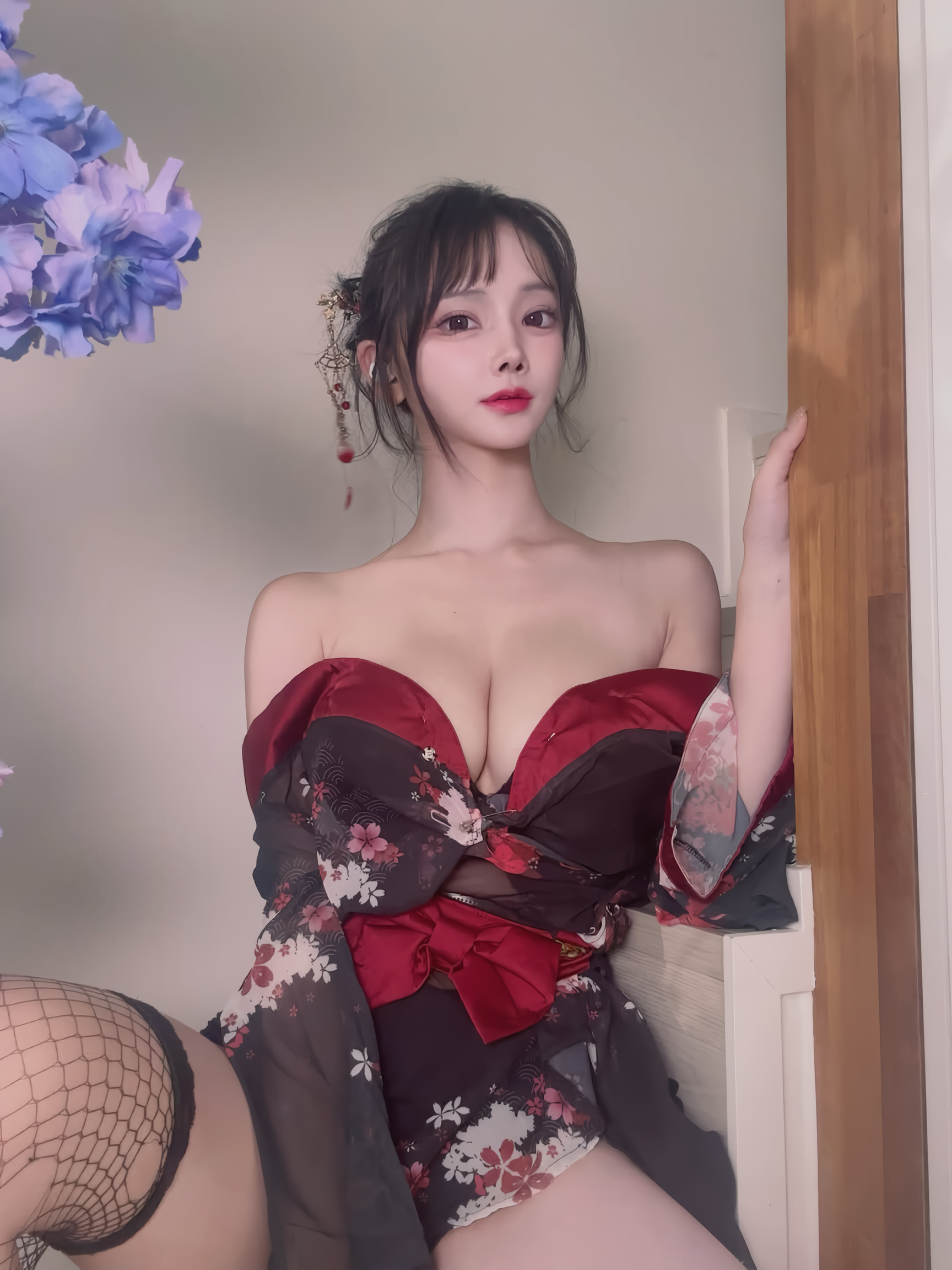 붉은 리본·망사 스타킹, 파격 기모노룩…애순이의 섹시 변신