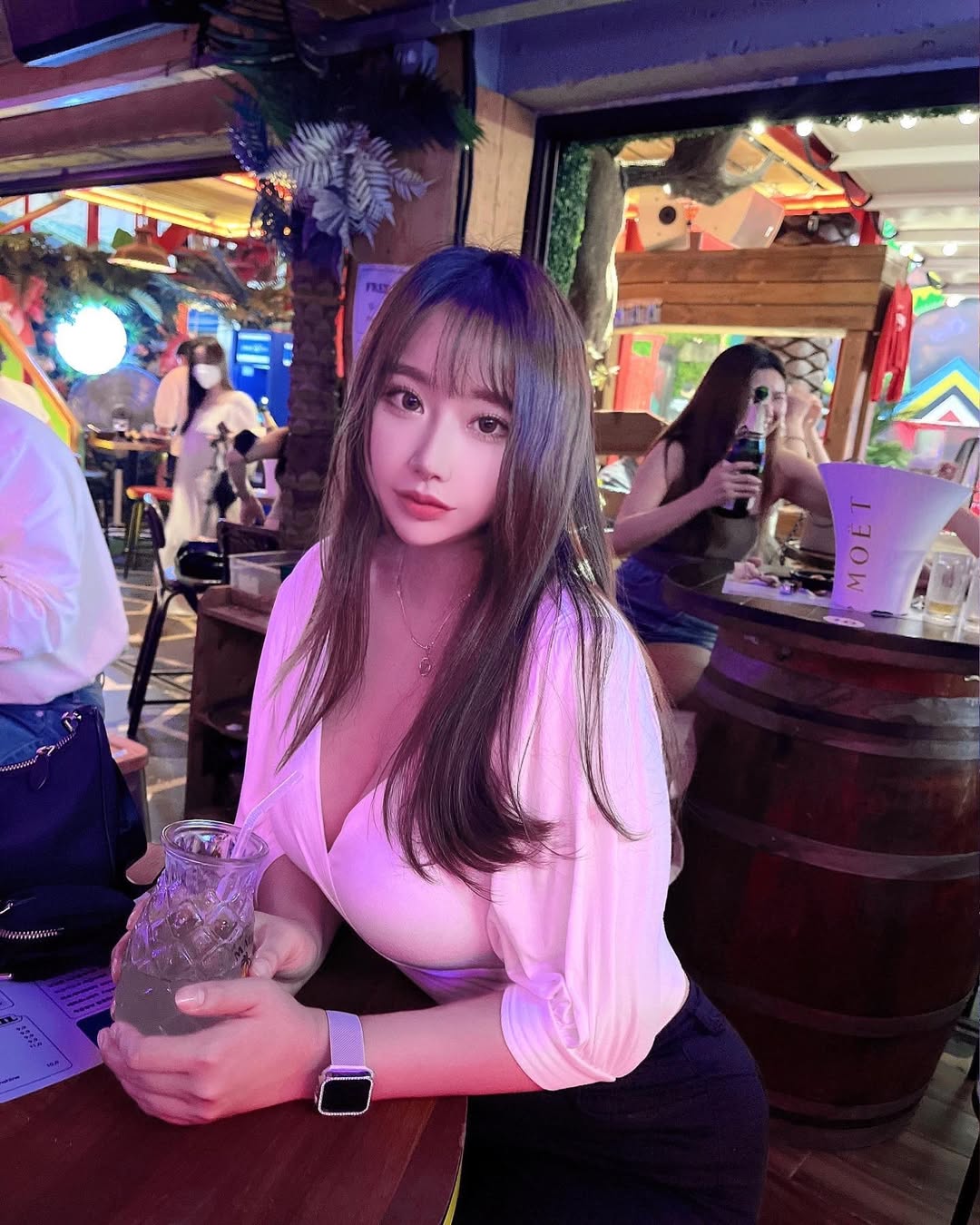 힐링 몸매 인플루언서 나윤, '힐링 사장님'으로 주목