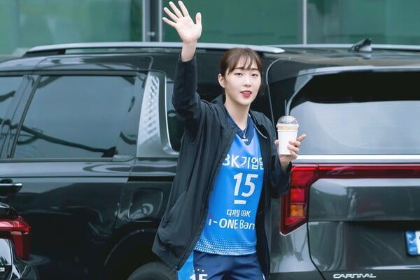 황민경, 디시트렌드 여자배구 투표 1위…베테랑 존재감 입증